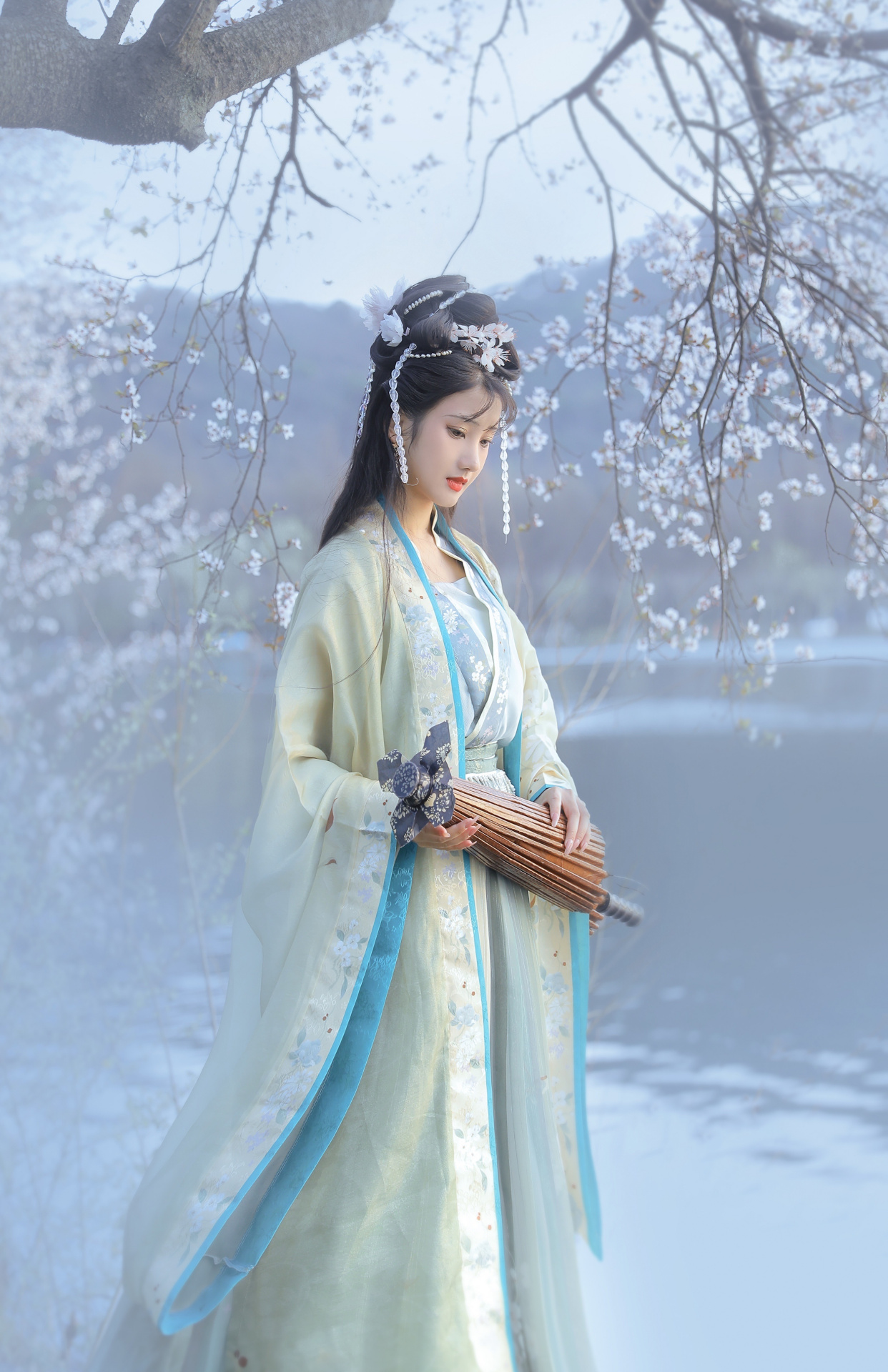 穿汉服的女生也太漂亮了吧,干净又清丽,像是画中走出的美人